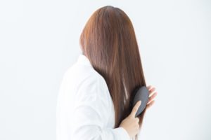 髪を解かす女性