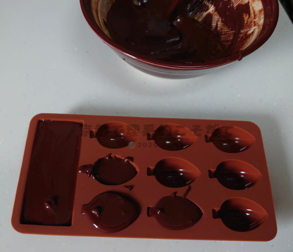 チョコレートを型に入れる