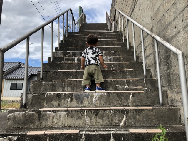 階段を登る幼児