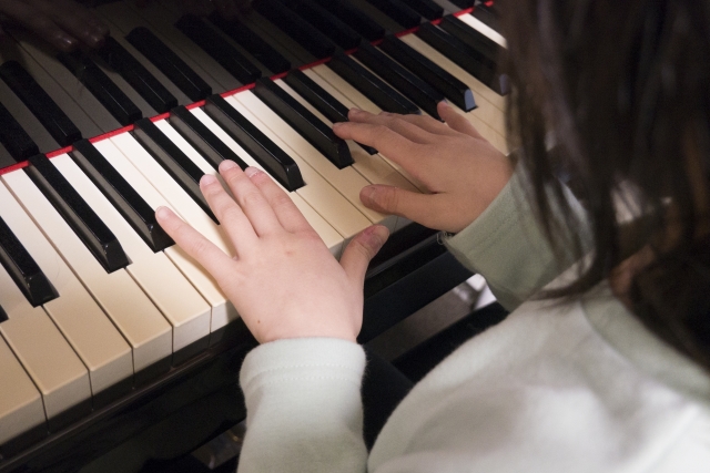 ピアノを弾く女の子の手