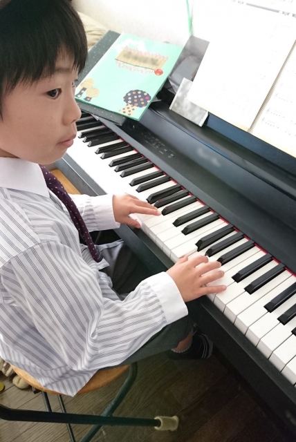 電子ピアノを弾く男の子