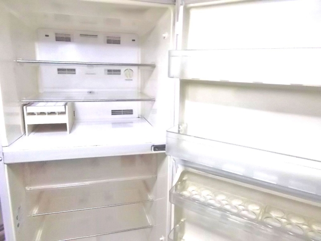 空っぽの冷蔵庫