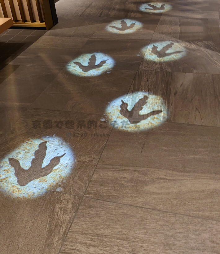 変なホテル奈良のチェックイン後の恐竜の足跡出現