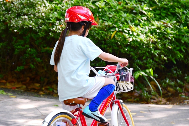 自転車を練習する女の子の後ろ姿