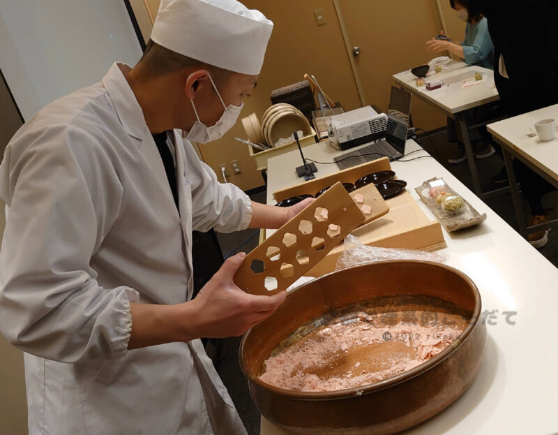 亀屋良長の京和菓子手づくり体験教室でその場で職人さんがお干菓子を作ってくれる