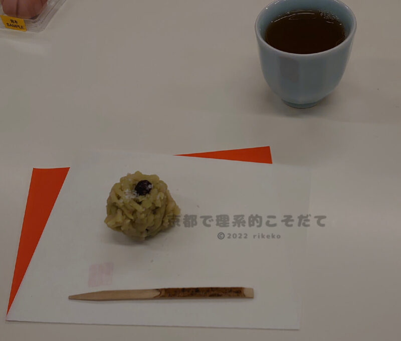 亀屋良長の京和菓子手づくり体験教室で作った和菓子を試食